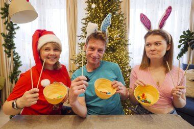 Новогодние конкурсы и игры для взрослых