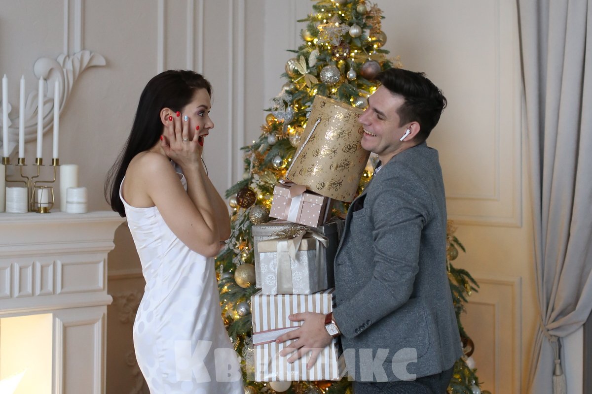как вручить новогодние подарки весело