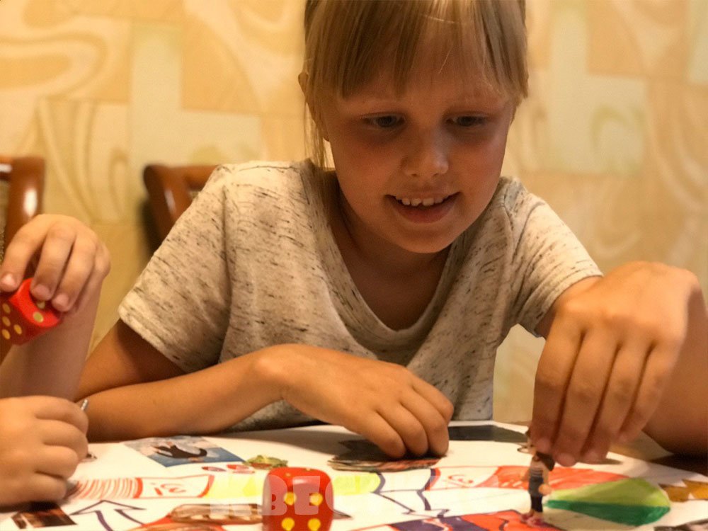 дети играют в настолку