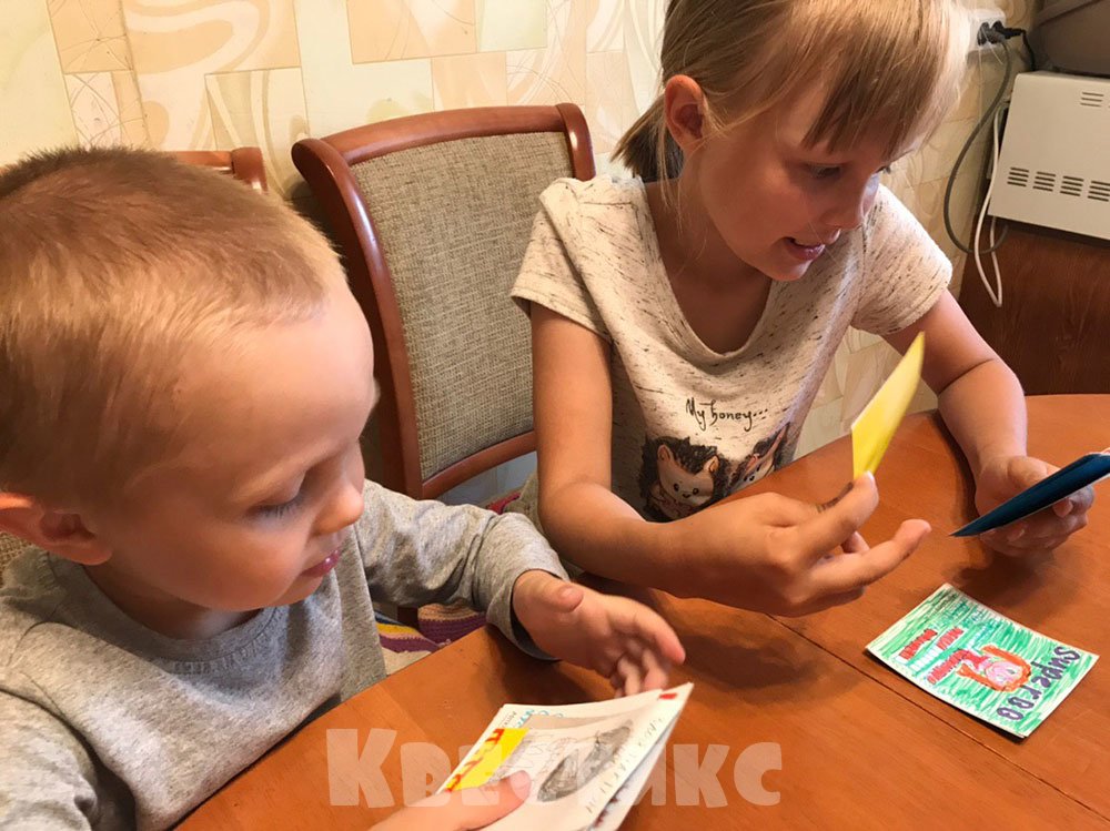 дети играют в файтинг