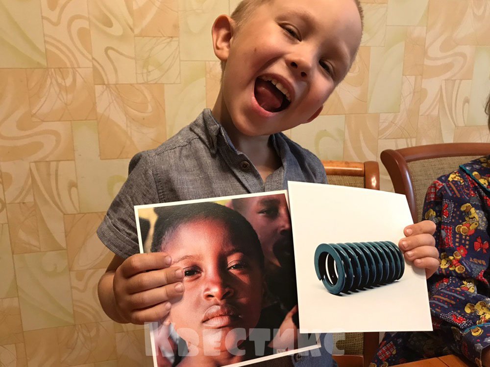 мальчик с карточками