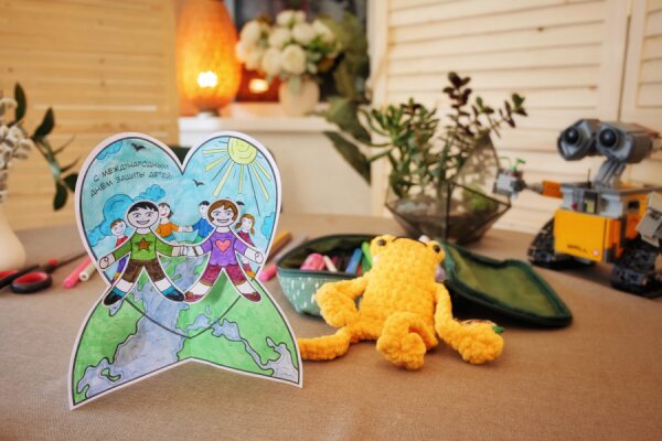 Открытка на День защиты детей, 8+